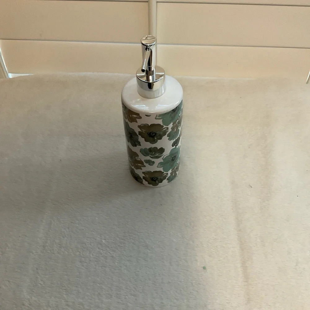 Elegant Floral Soap Dispenser - Green and White